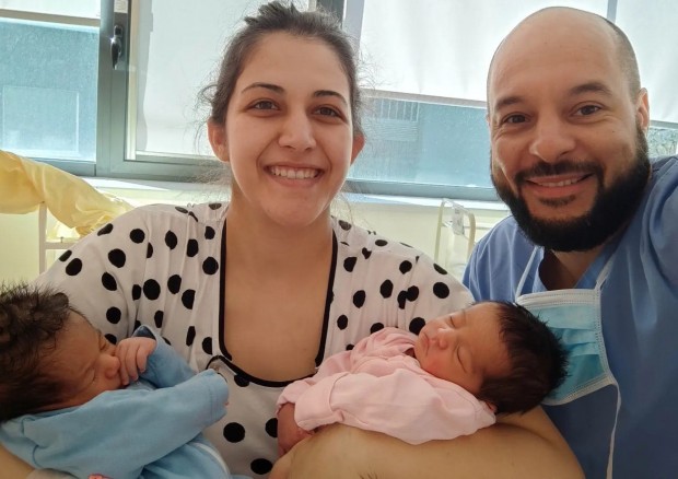 Спасиха родилка с близнаци след рядко животозастрашаващо усложнение thumbnail