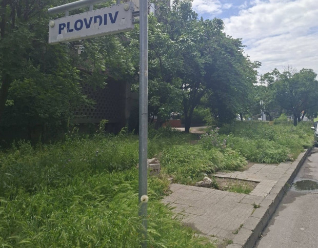 Разруха в "Източен": Цяла година опасна дупка зее на спирка, жена падна в нея