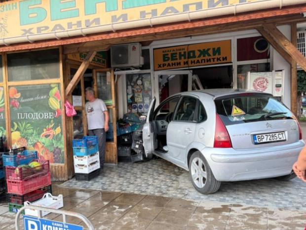 Клиенти се разминаха на косъм от трагедия, след като кола се заби в пълен магазин