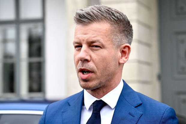 Петер Мадяр намали заплатата си наполовина, направи мащабни съкращения в държавния сектор