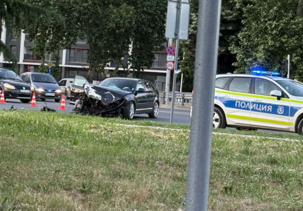 Официално от МВР Пловдив след сблъсъка с линейка на червен сигнал: Трима души са в болница