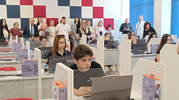 Областният управител видя дигиталното бъдеще във Френската гимназия и откри нов STEM център